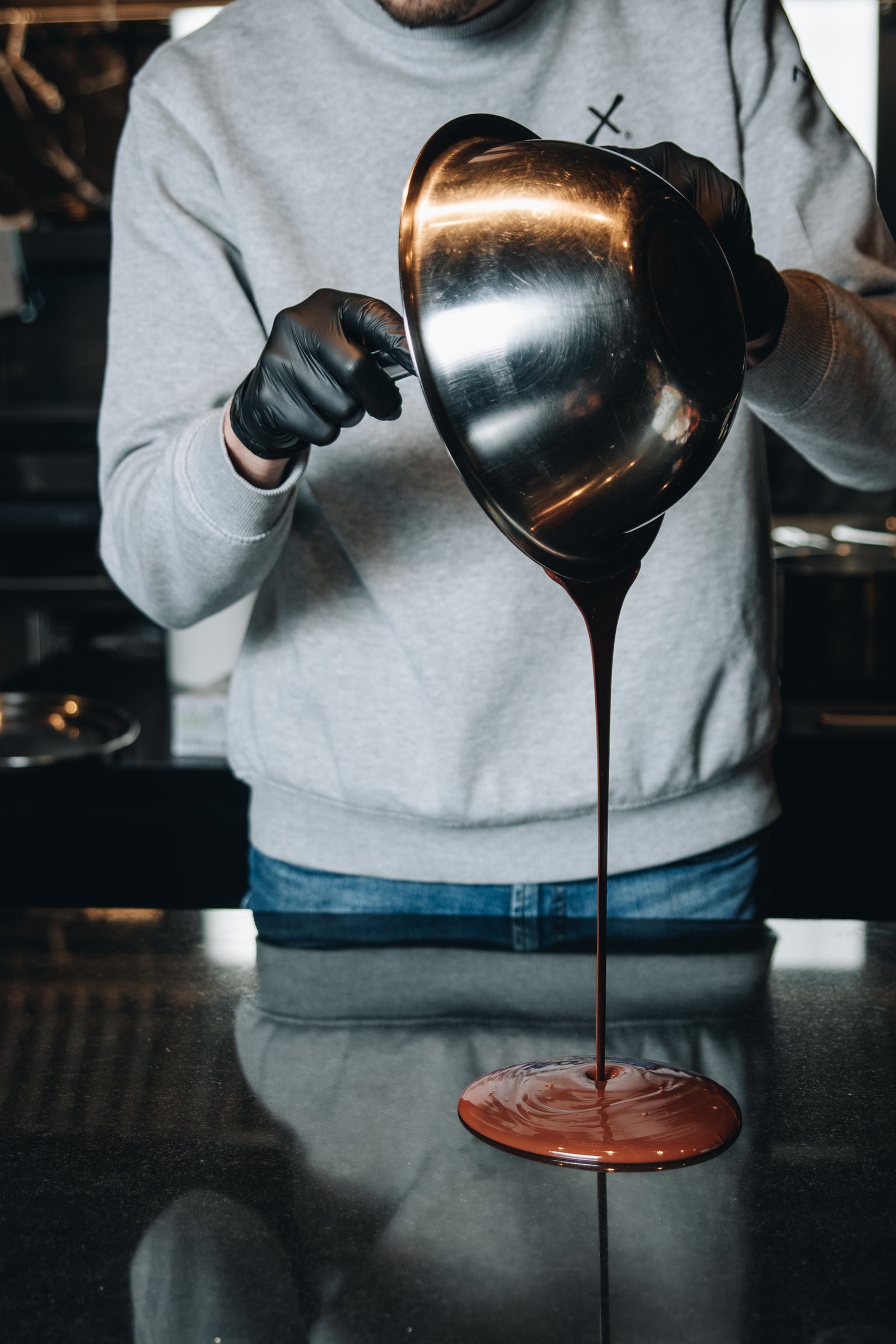 Proceso de atemperado del chocolate en el obrador Auxoc